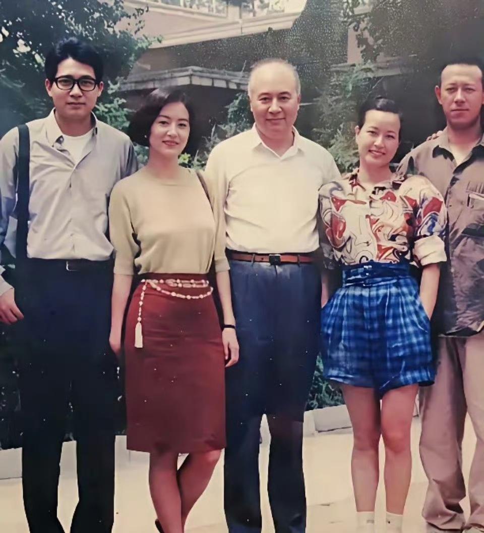 无意中刷到一张老照片，在这张合照里，林青霞与刘晓庆最最抢眼，那三个帅哥只能靠边站