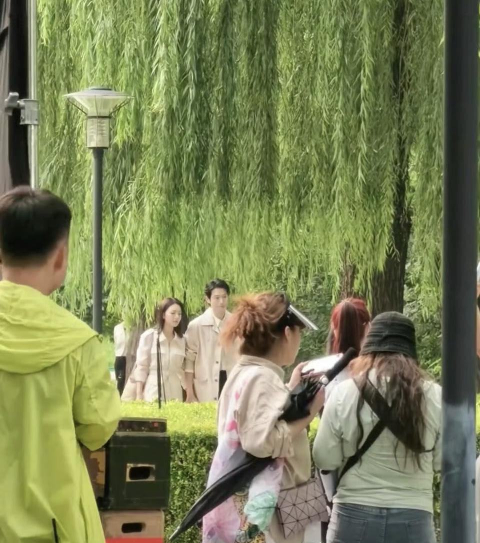 路透里，他俩穿黑白运动休闲服在公园牵手散步，那自然又甜蜜的模样，感觉屏幕都要被溢