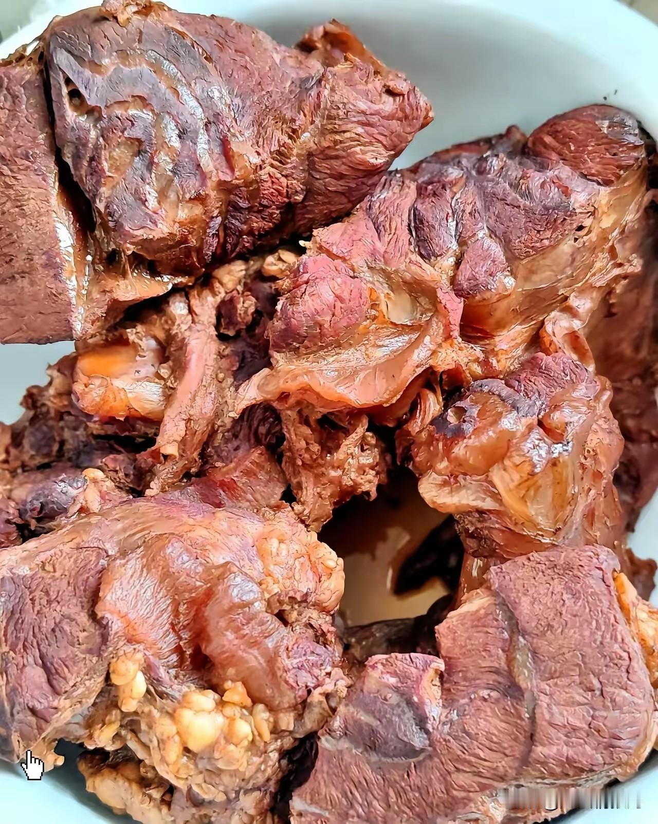 昨天买了8斤鲜牛肉给我妈送去。到我妈家时，碰巧弟弟跟弟媳也在，弟媳做饭特别好吃，