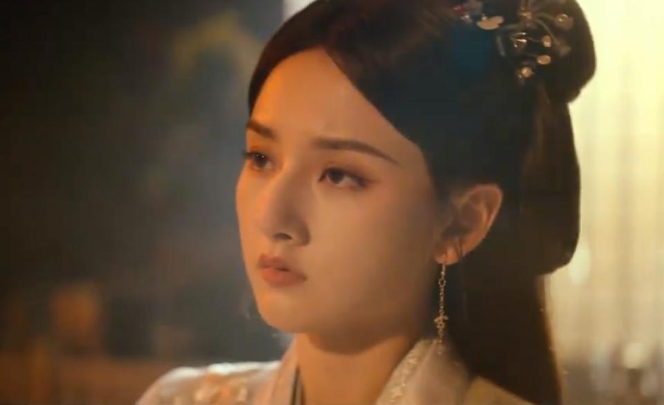 《折腰》开播就被骂，滤镜又黄又绿的，还糊的看不清，连女主的颜值也拉低了好几个