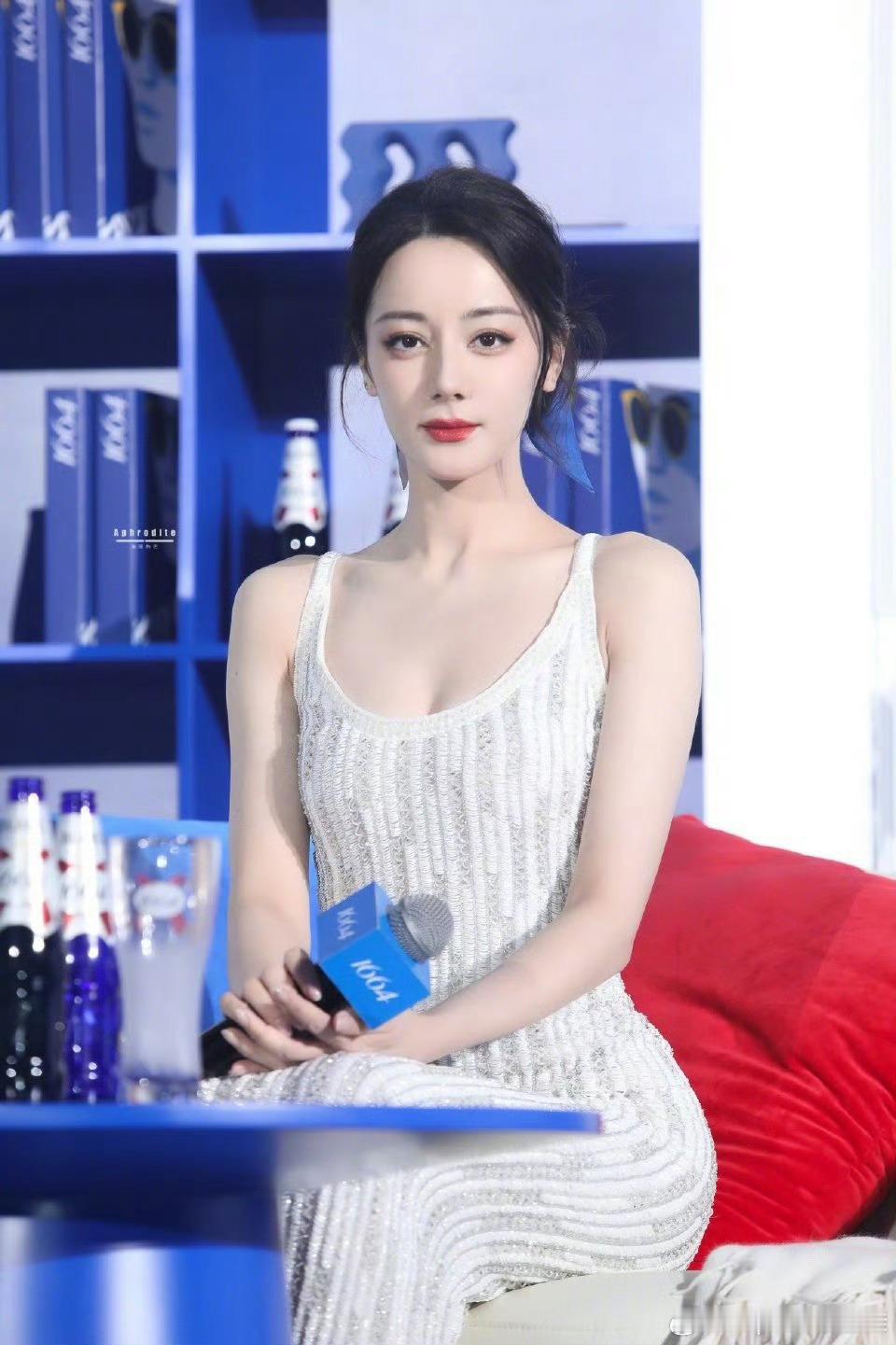 迪丽热巴，大美女这身材和颜值太绝了，美得比仙女还漂亮几分。