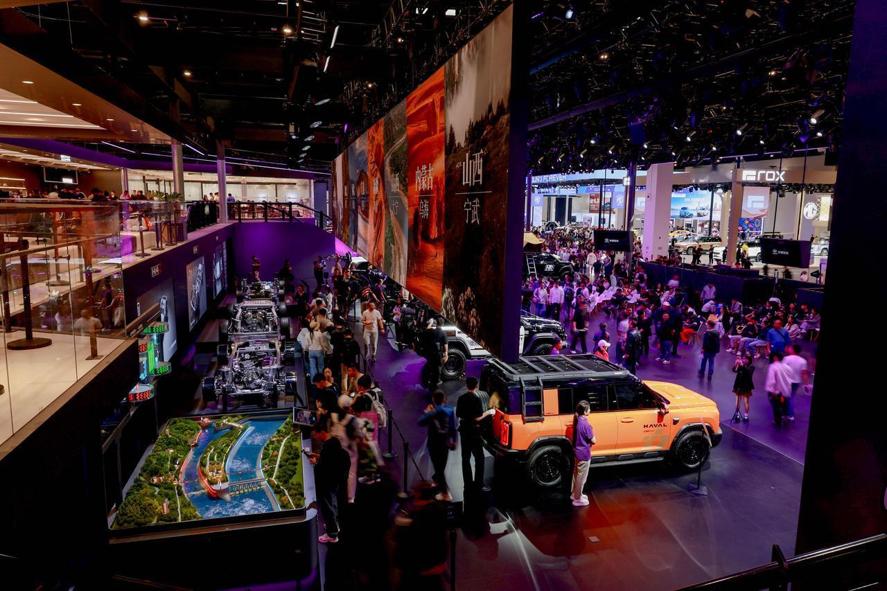 北京车展长城汽车改装文化日有点意思，不搞虚的静态展，直接把用户真实改装作品搬上台