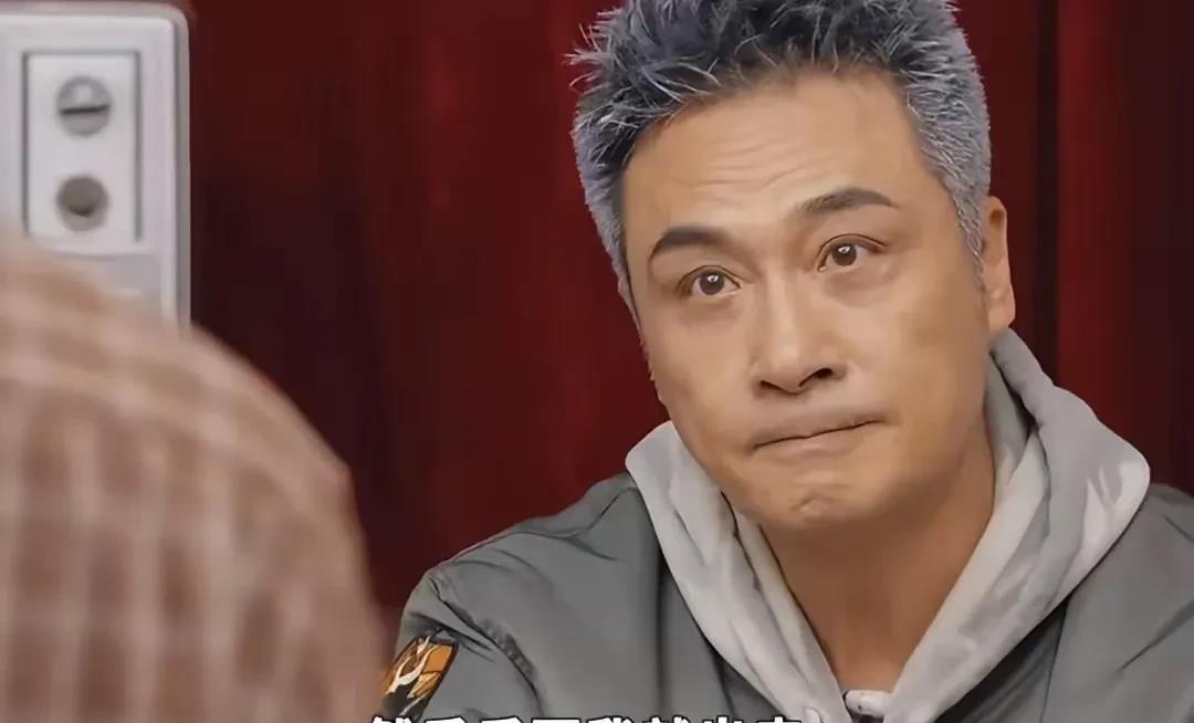 我刚刷到丁真一个采访，他说的话让我心头一震。“以前觉得，上不上学都没关系
