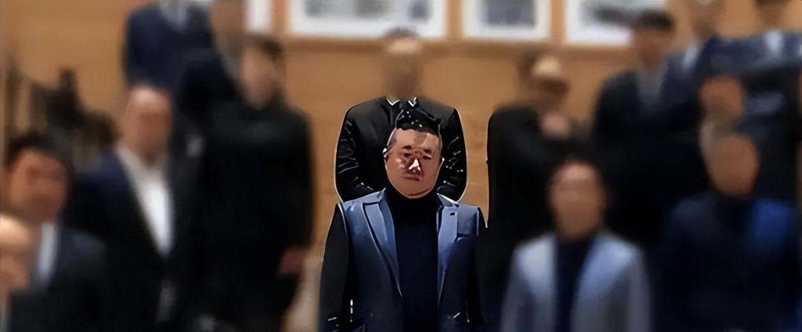查出来123个公职人员帮过他。这21年，他到底怎么活下来的？1994年他17