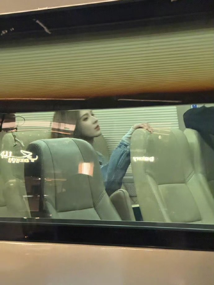 偶遇张予曦街头给路人化妆 张予曦车窗神图合伙人颜值与善意并存，张予曦街头化