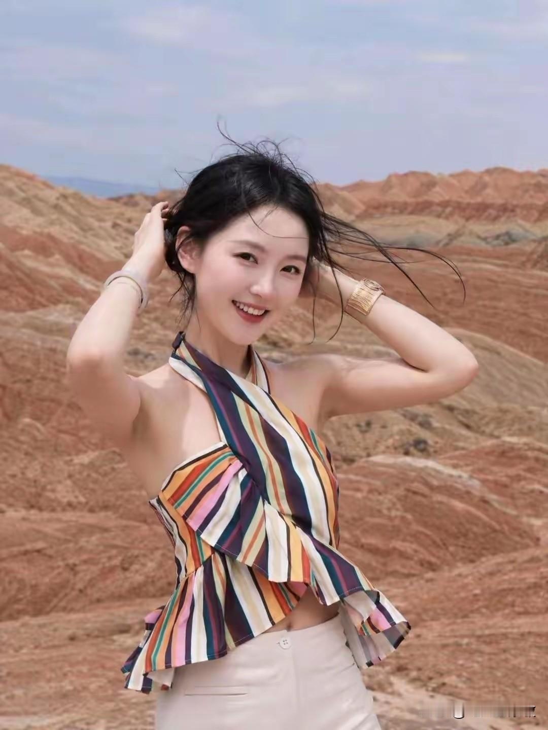 这位小姐姐在沙漠里玩得很开心！5公里训练