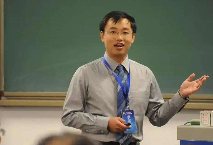 陈巍，毕业于陕西西工大附中的超级大学霸，在清华从本科读到了博士，连年成绩排名年级
