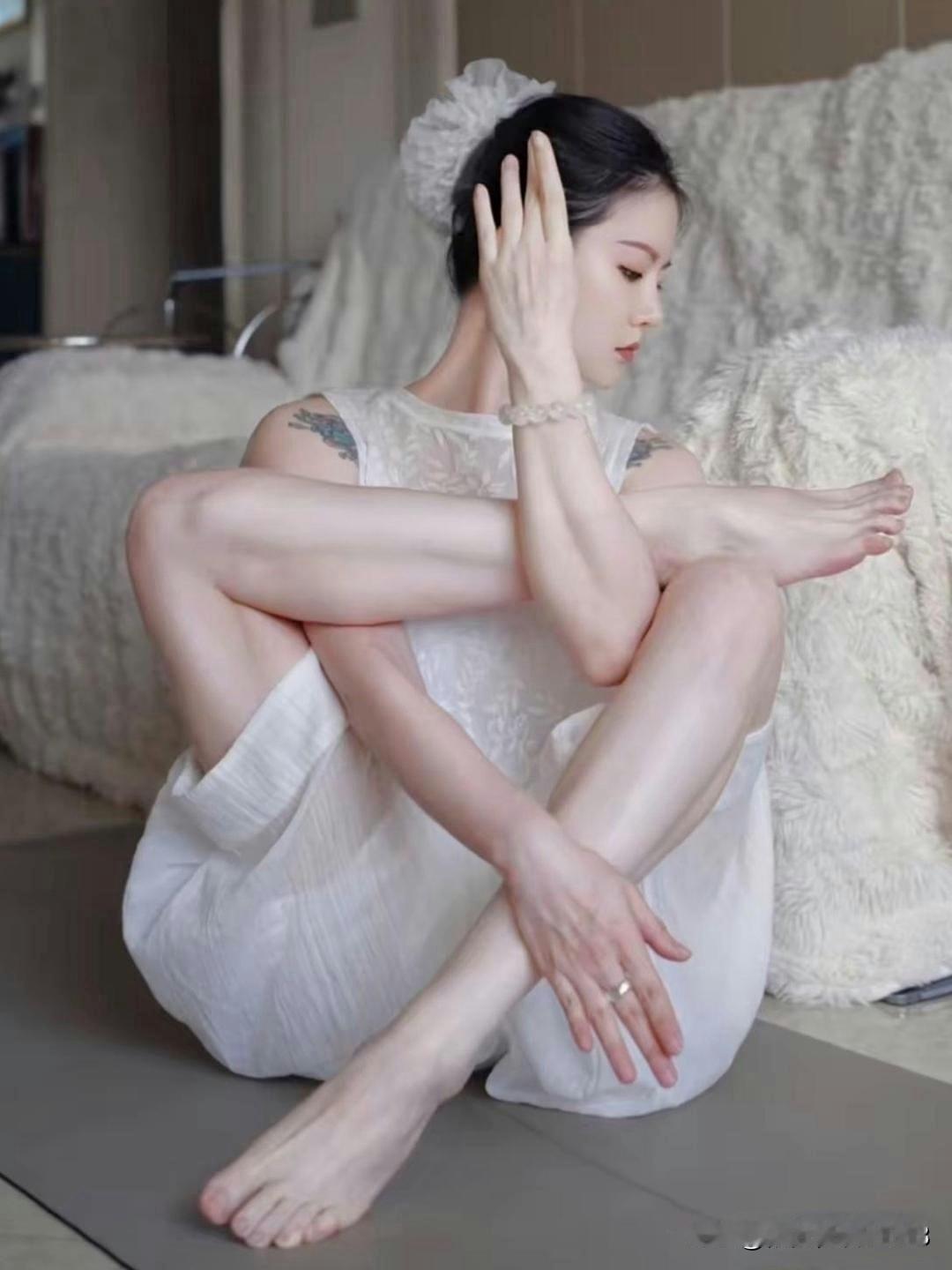 看着是不是特别惊艳，很多人好奇她怎么摆出这个姿势。这种高难度体式，不是一朝
