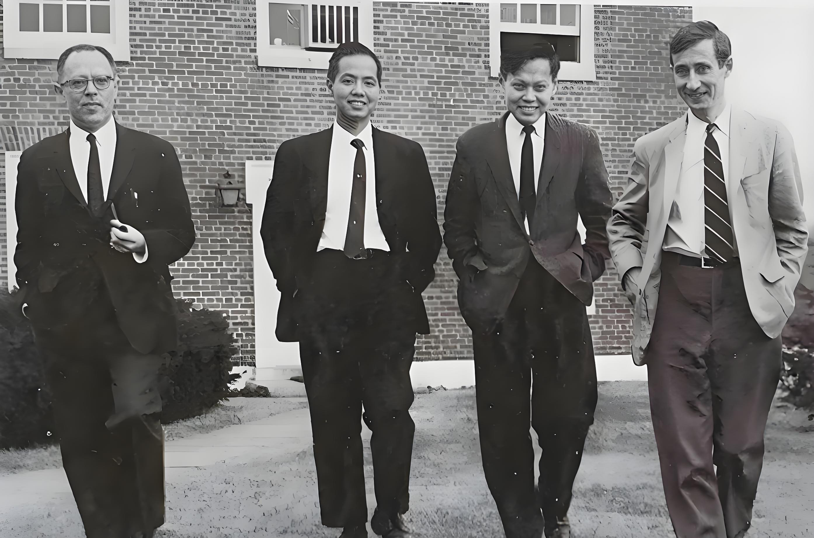 杨振宁讣告，杨老千古杨老在80年代就与李政道一起为为中国的物理学