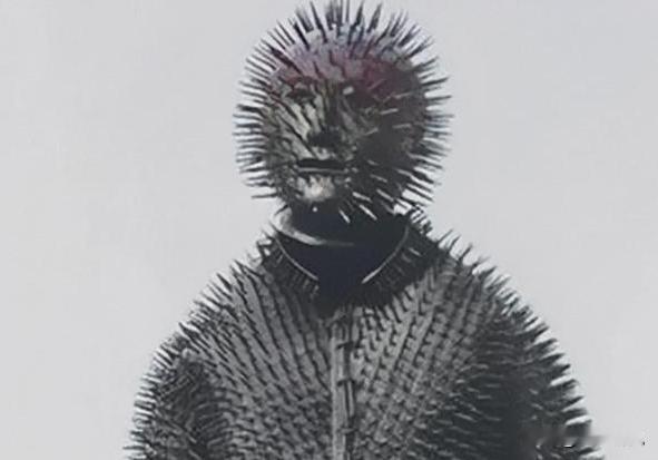 19世纪，聪明的西伯利亚猎人从刺猬身上得到灵感，发明出这种全是尖刺的狩猎服，专门