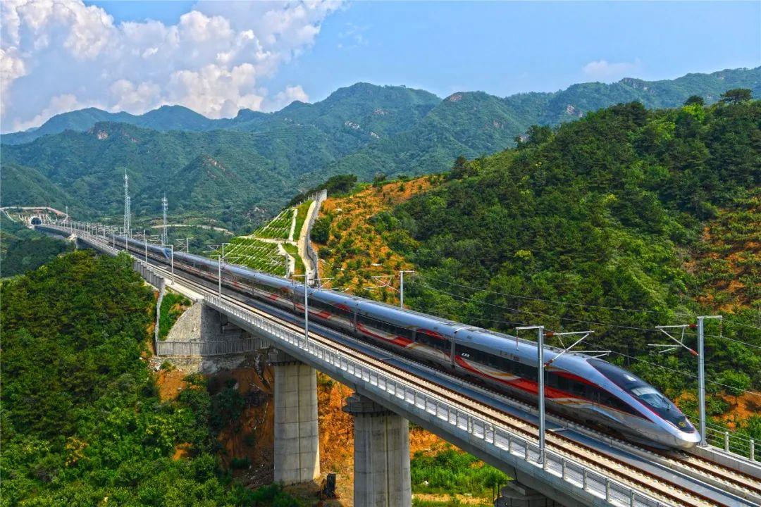 你是否好奇，高速列车为什么能跑得那么快？其实，支撑高铁高速运行的“动力心脏”就是
