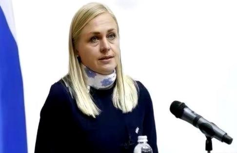 你冻我2100亿？行，我“合法”扣你2800亿的家当。事情的起因是2025年