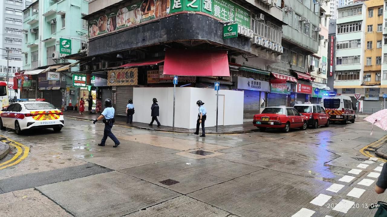 市民：阿Sir，一排窗户都吹走了，不知道吹去哪里了！