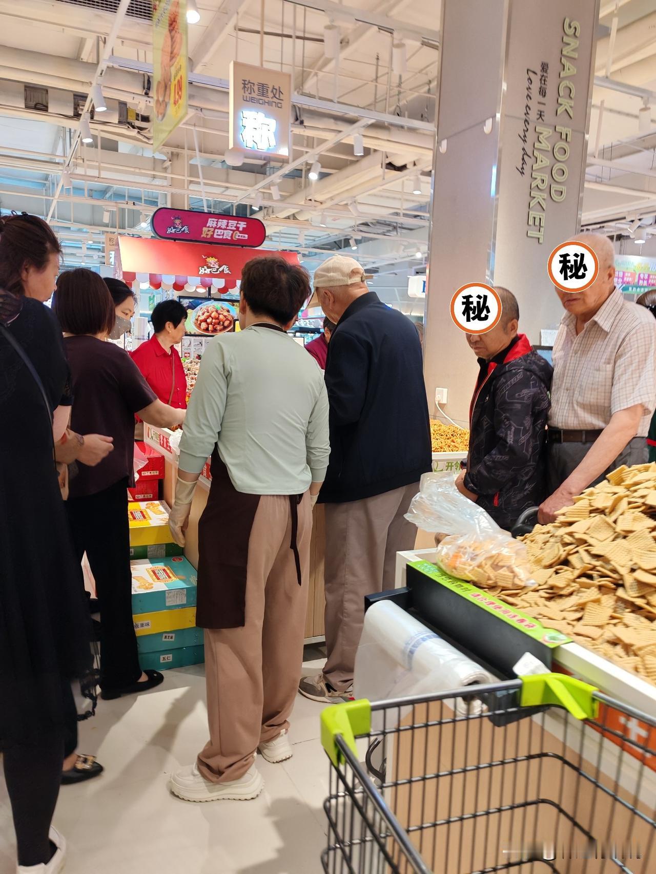 老年人的迷惑行为5月18日，陕西西安。我刚刚去了一趟超市，发现一个比较奇怪的现
