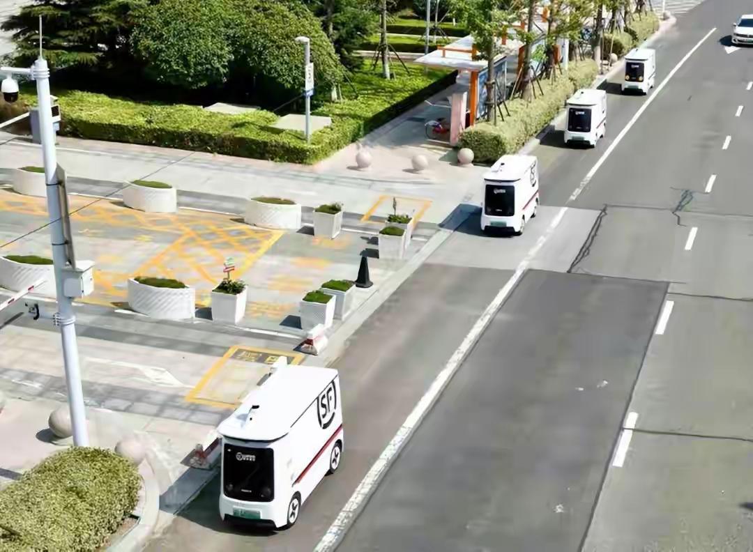 青岛街头惊现科幻大片！1200辆“幽灵车”昼夜穿梭，成本砍半引爆物流革命，它如何