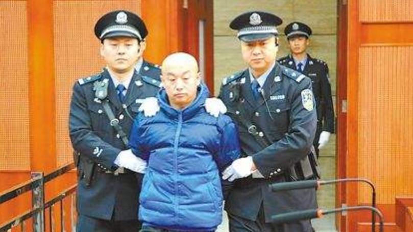 他1996年第一次杀人时24岁，最后一次作案是2005年，中间隔了九年。最高法复
