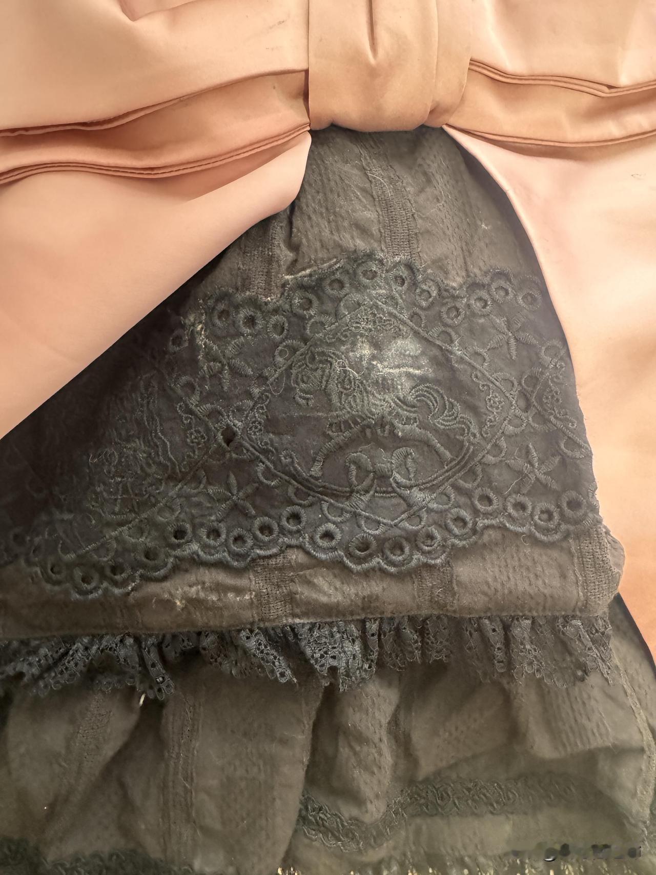 老婆们不要随便乱借裙子了裙子借出去，在家放了快一年，最近搬家整理衣柜，看到裙子