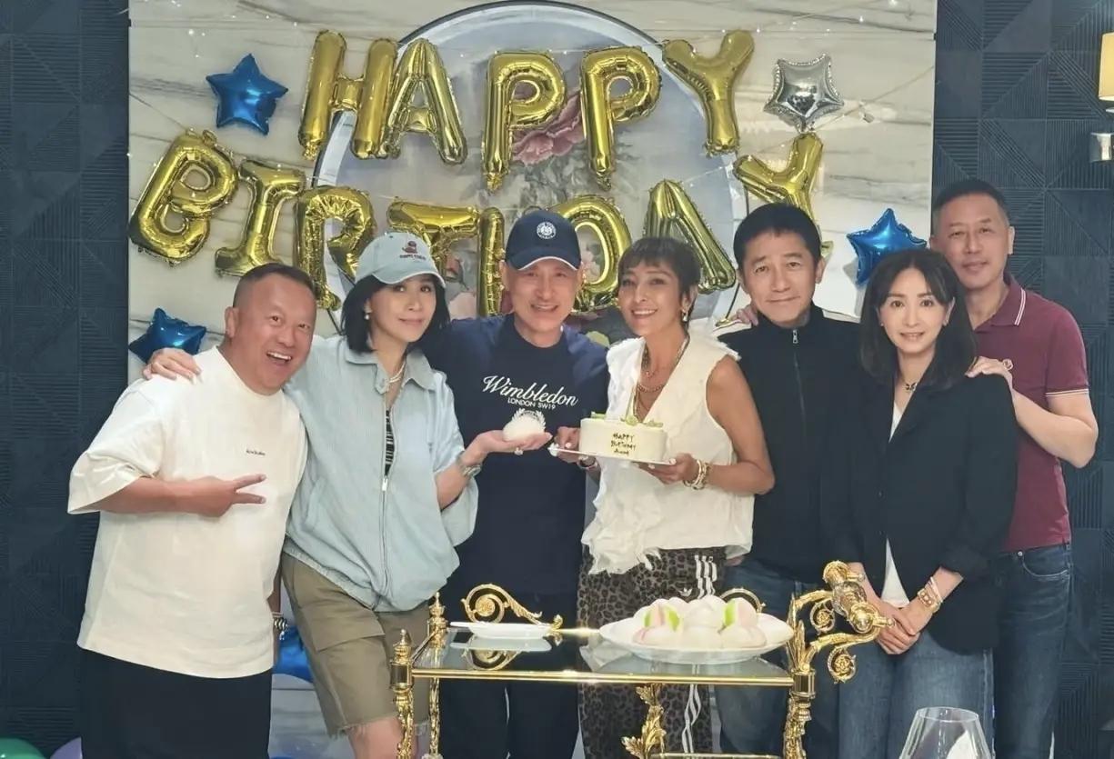 吴婉芳如今也是很爱凑热闹了，上山诗钠的生日，她也去了。以前的吴婉芳，其实都是深居