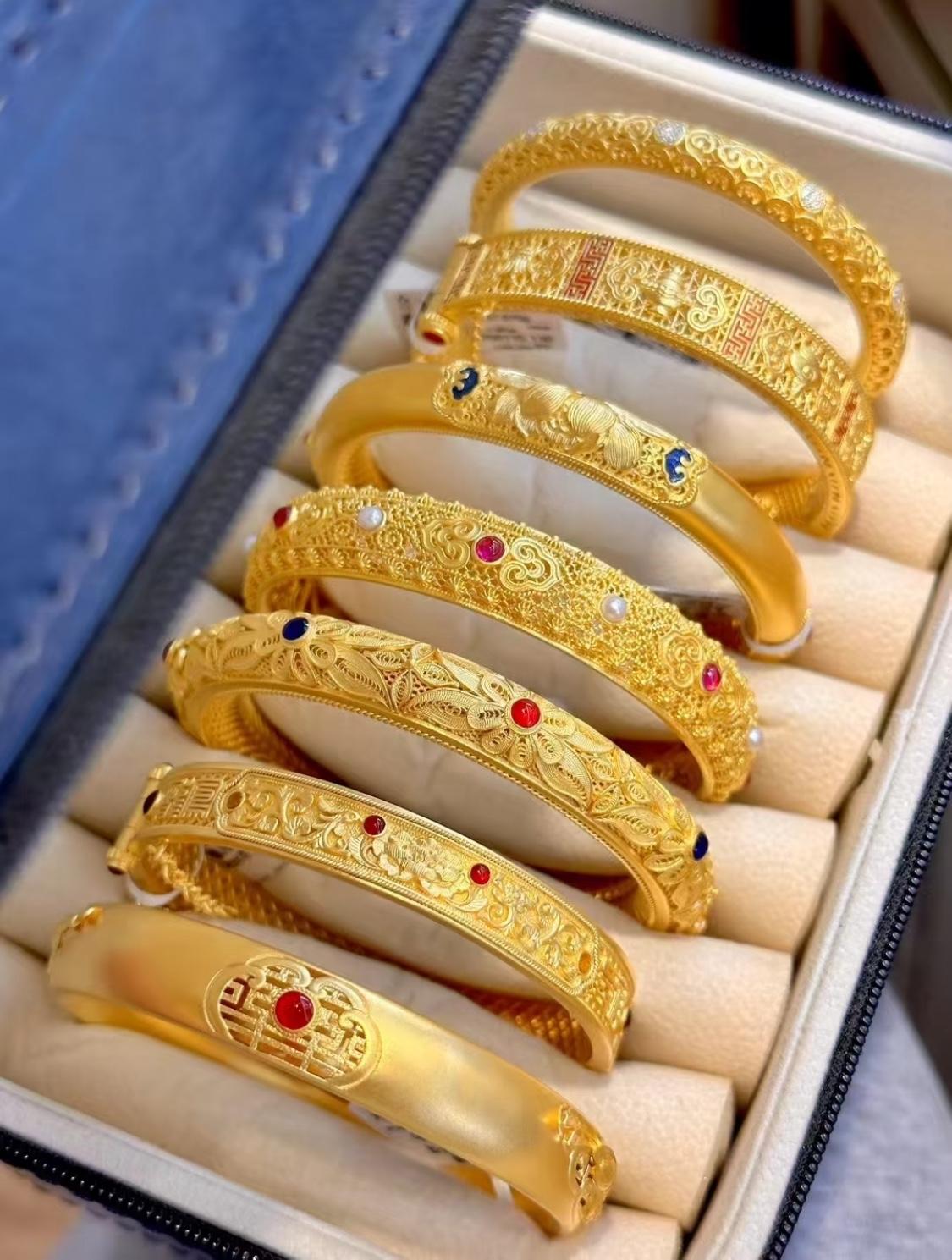 我问了金店上班的小姨，现在的金饰还能买吗，我小姨一脸惊讶，凑到我耳边悄悄说：