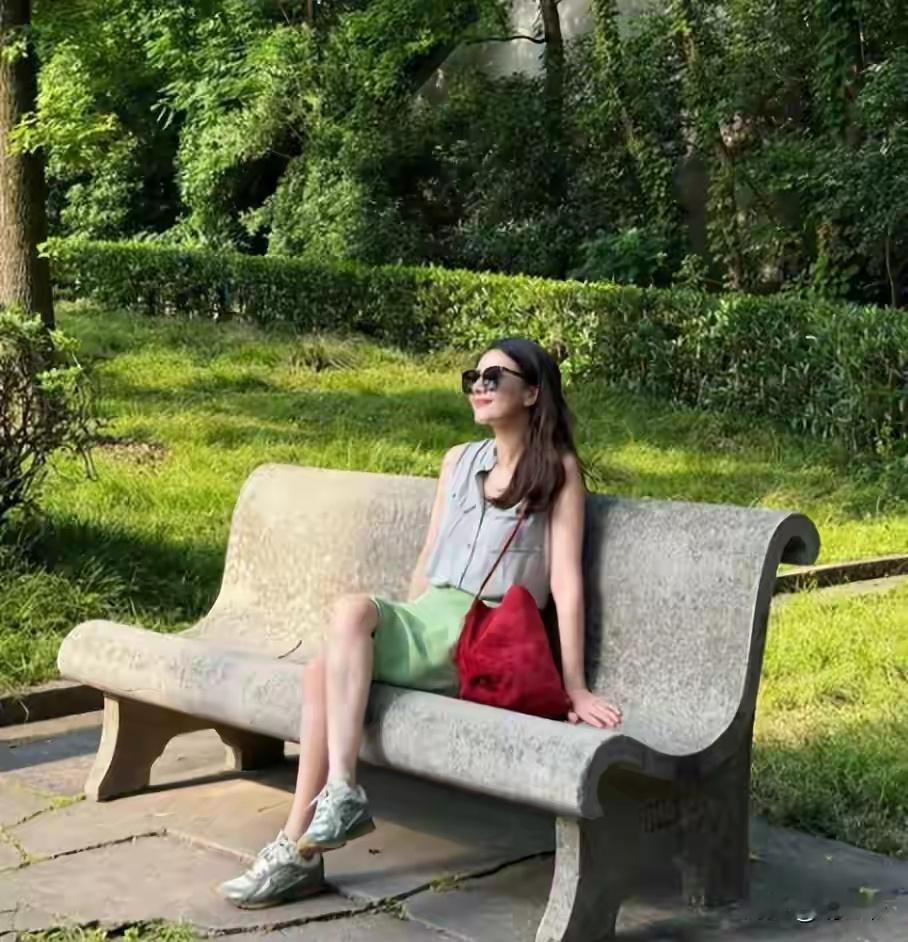 高圆圆带女儿逛博物馆！穿同款长裙逛两座城市，女儿眼睛小很普通