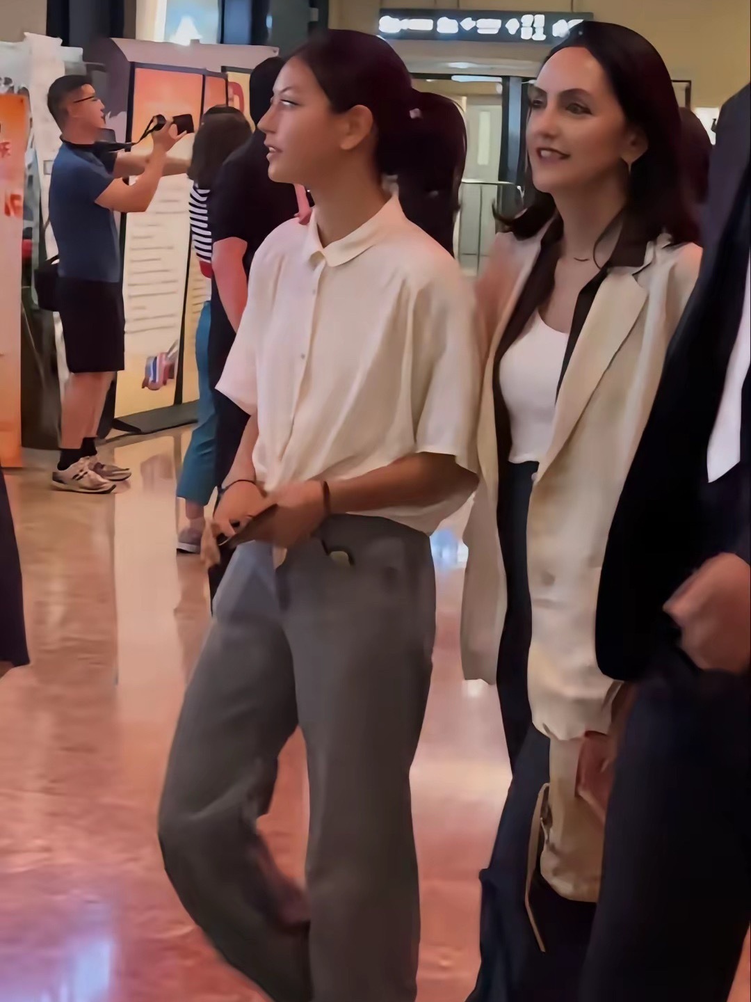 刘烨女儿比小时好看，打扮朴素，是学生的样子！不像李湘把女儿包装成贵妇人模样！