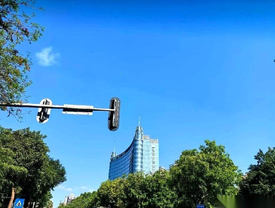 我正把孩子的衣服往行李箱里塞，他一句话砸过来。“次次放假都回你娘家，是回去见哪