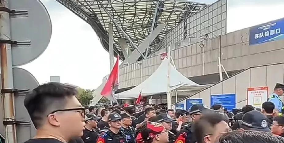 直面中超榜首大战，苏超不落下风！两场榜首大战，几乎同时开战。业余性质的苏超，