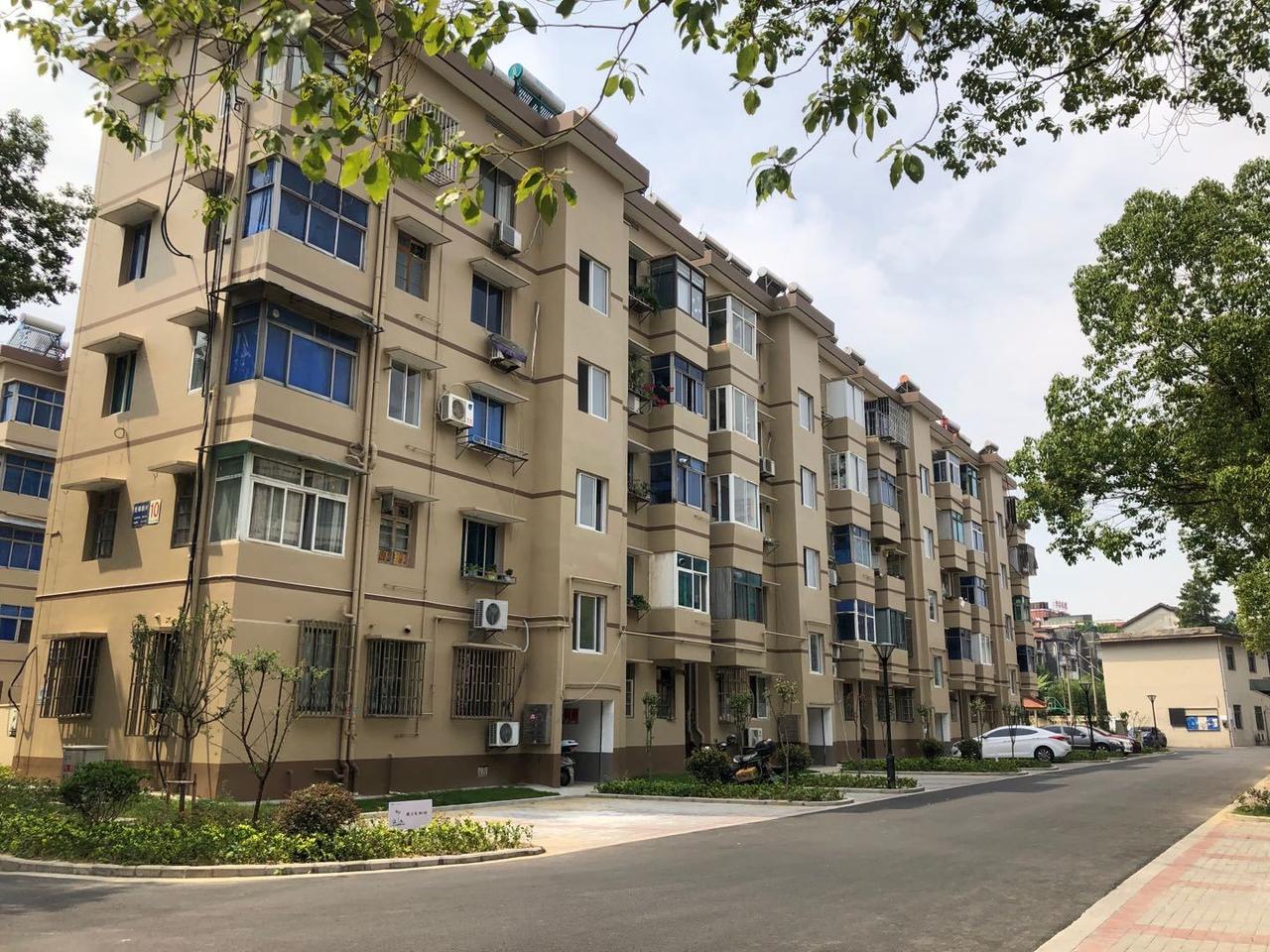 房子挂了一年没人问，中介突然打来电话：政策风向变了说是老房子，其实也没那么老