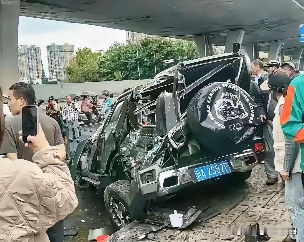 成都金丰高架那辆越野车掉下来的时候，底下正好有电动车经过。司机没了，被盖上了布。