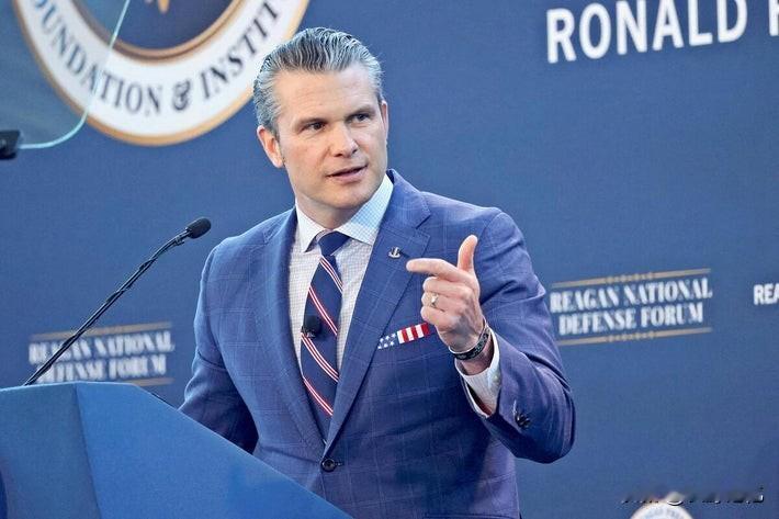 恶人自有恶人磨！7号美国国防部长赫格塞思在加利福尼亚州的一个会议上发表演讲