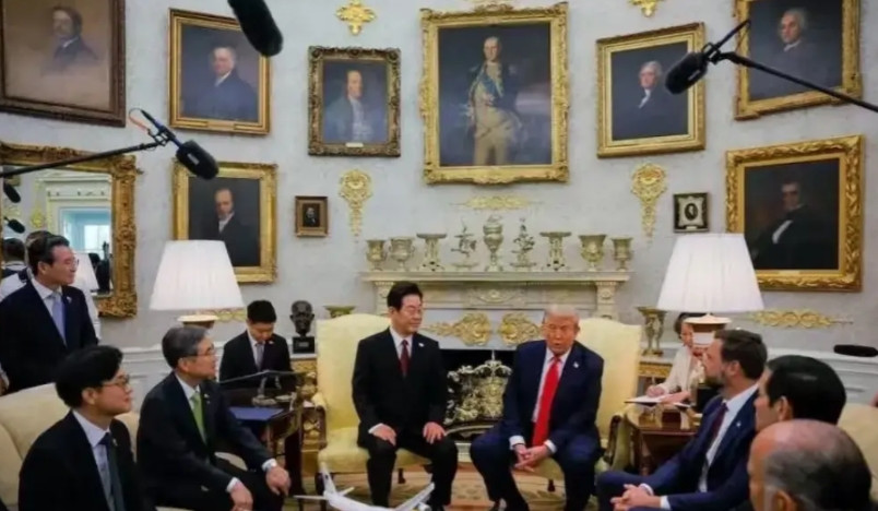 很多人说李在明这次去美国，坐姿很小学生一样，把自己活成了笑话。实际上，李在明去美