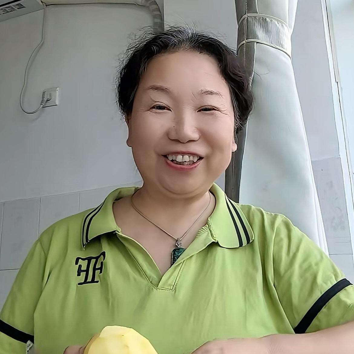 伦巴早期每天问候杜新枝，现在风向变了，开始称呼老杜了，之前给人家取小名儿。他