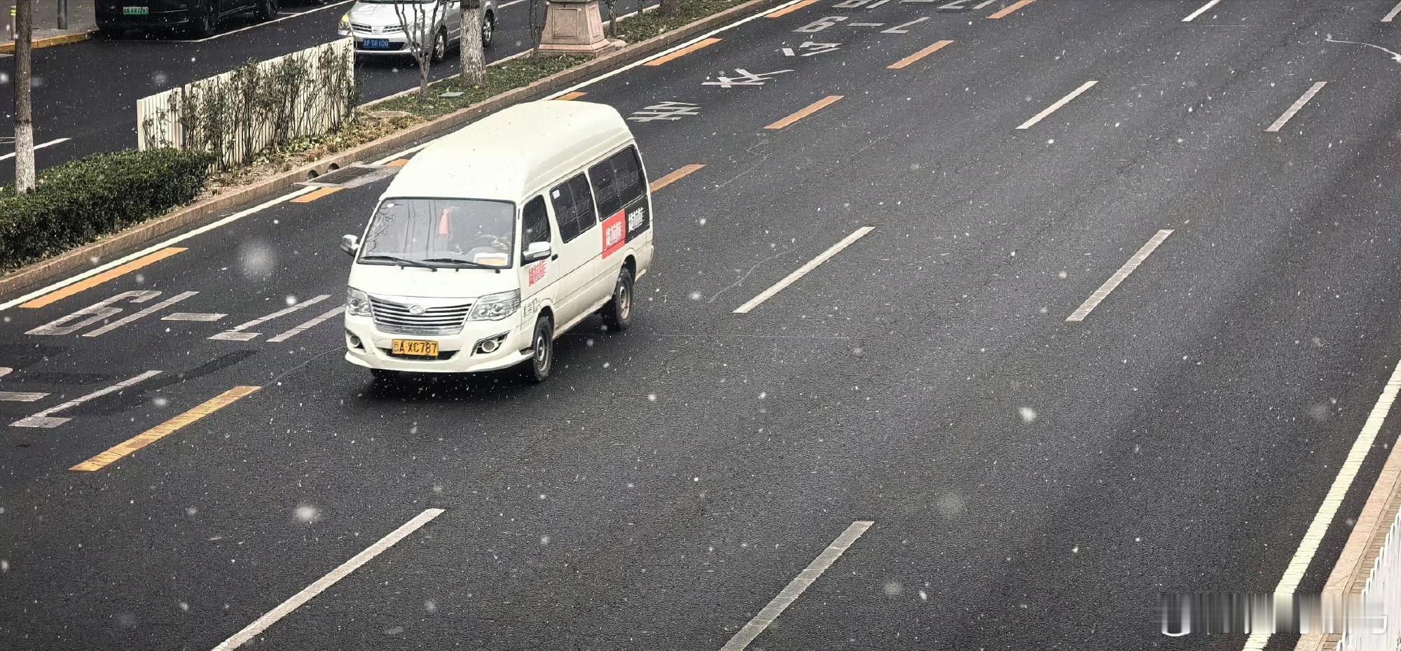 北京下雪说好的雪，终于在午睡前登场了，纷纷扬扬，好不欢快！摄影