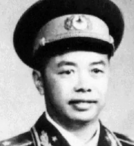 1983年的一天，一辆轿车缓缓驶入郭楼村，正当村民们好奇时，开国少将蔡永，走进一
