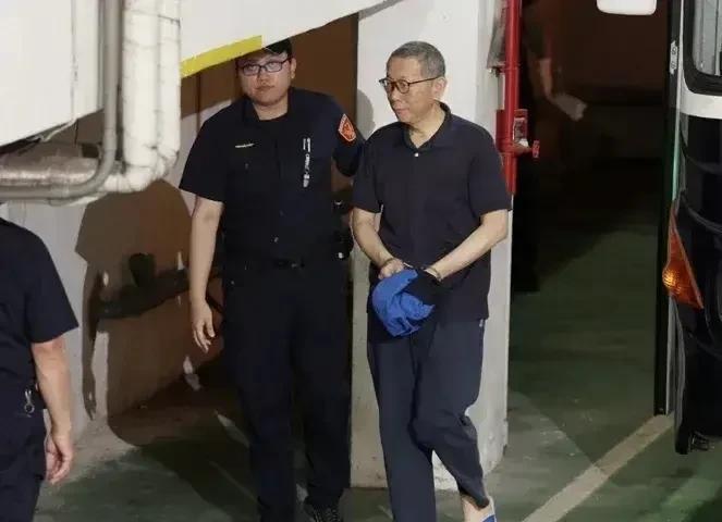 被关在看守所的柯文哲说要在7月26日参加大罢免投票，要给户籍所在选区国民党立委罗