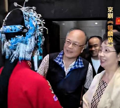 李维康老师最后一次公开露面，是在今年6月份。她和丈夫耿其昌去看郭玮专场，结束后，