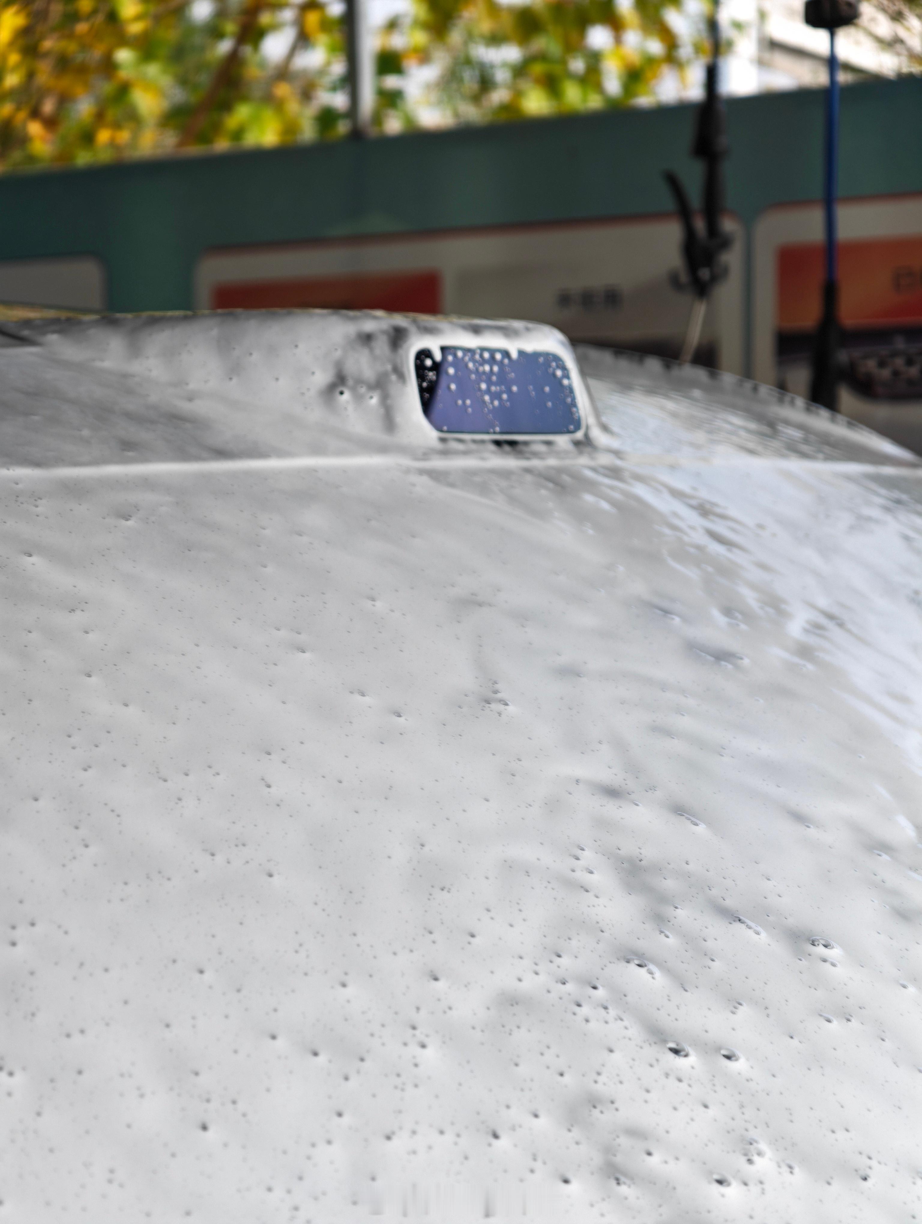 中午给全新问界M7洗车发现，这玩意儿的激光雷达上的疏油层做得还是挺不错的，不挂水