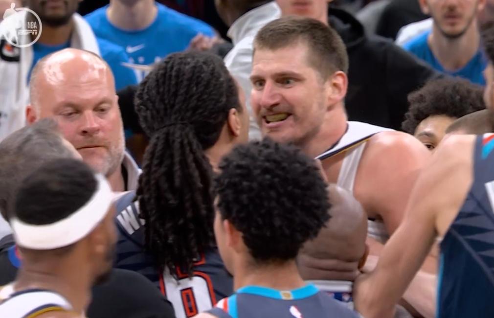 约基奇平时小动作也挺多，在场上很狡猾的角色，各种假动作骗犯规，靠着对手小后卫也能