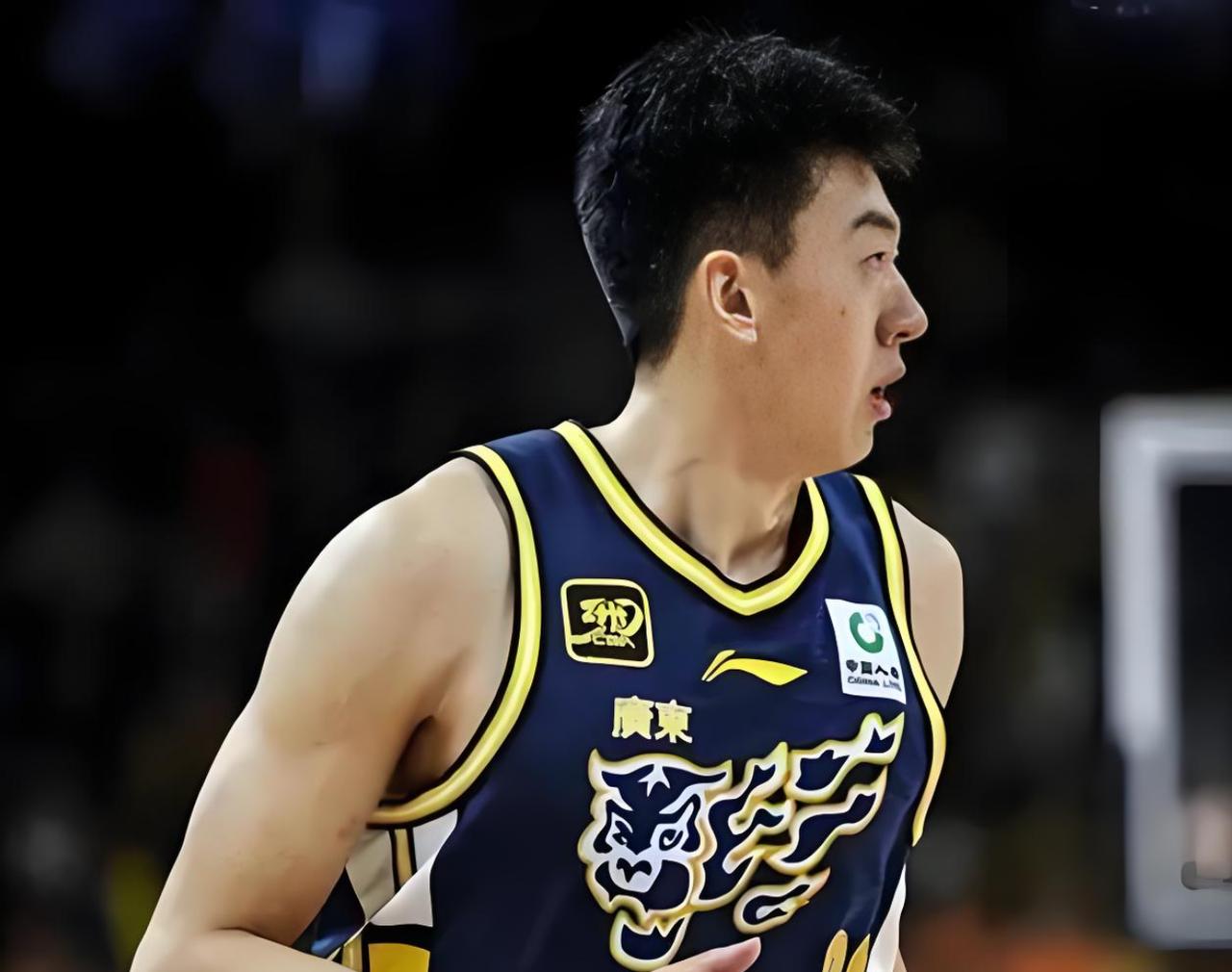 不得不说，广东队内线真的如纸糊的一样！CBA常规赛第39轮，广东队坐镇主场迎战