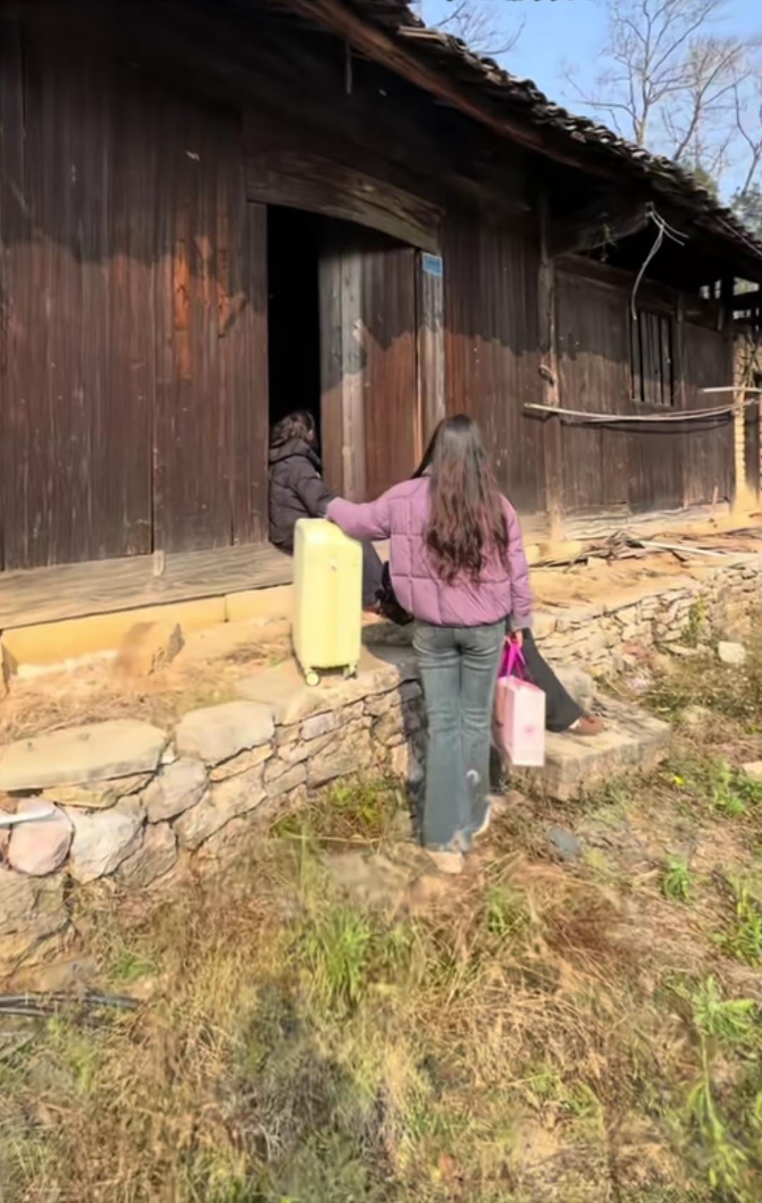 过年了，三姐妹约好一起回到老家，望着已经破败的老宅，大姐当场崩溃，她没有看好父母