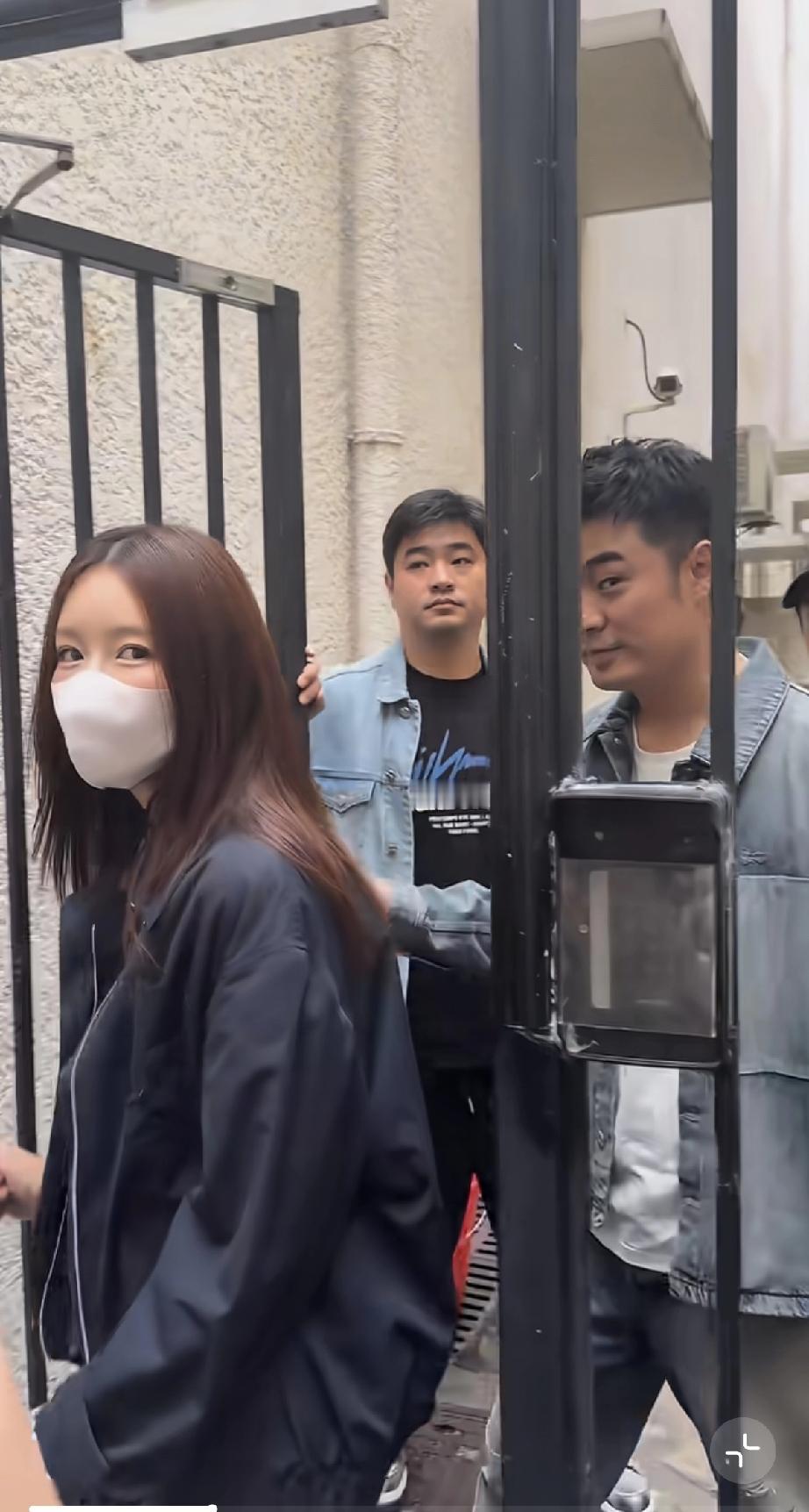 4月12日，陈赫在上海演完话剧艺术之后下班护送妻子张子萱外出，可能要带着她去吃东