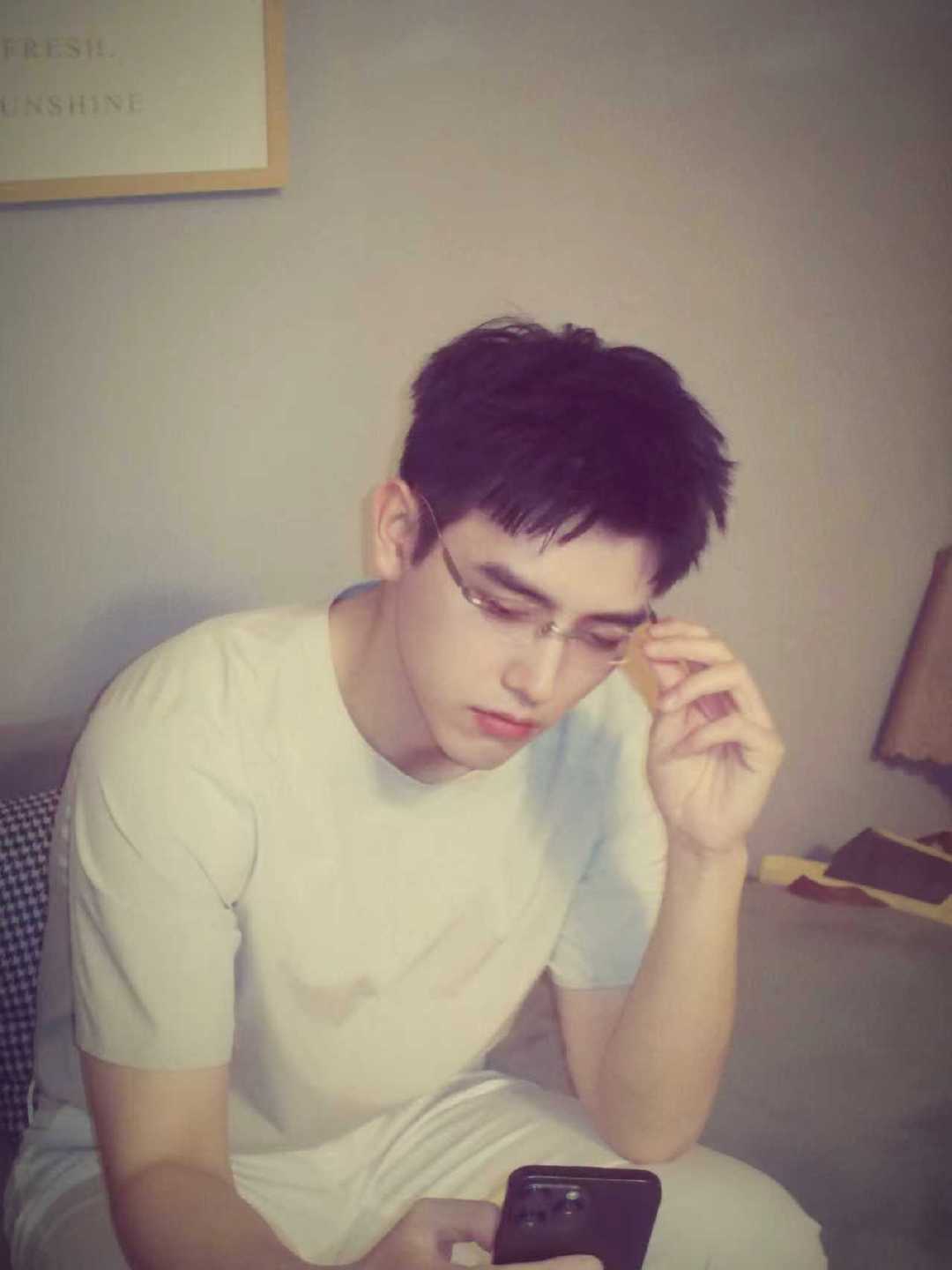 陈飞宇无框眼镜随拍陈飞宇无框眼镜随拍，溢出屏幕的高智人夫感，一整个被帅到啦~