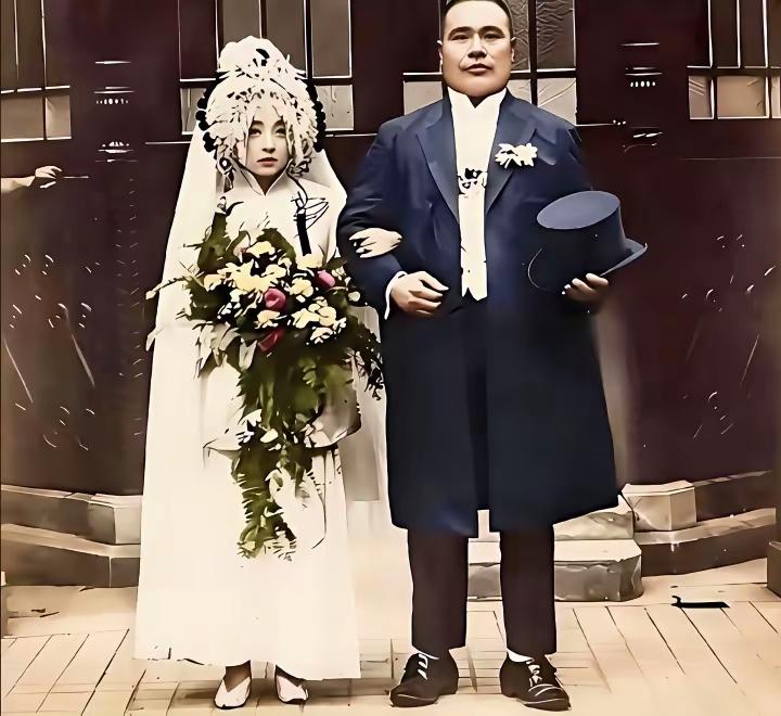 民国时期，一代名妓赛金花结婚时的情形。放在一百多年后的今天，也是非常的时髦的，一