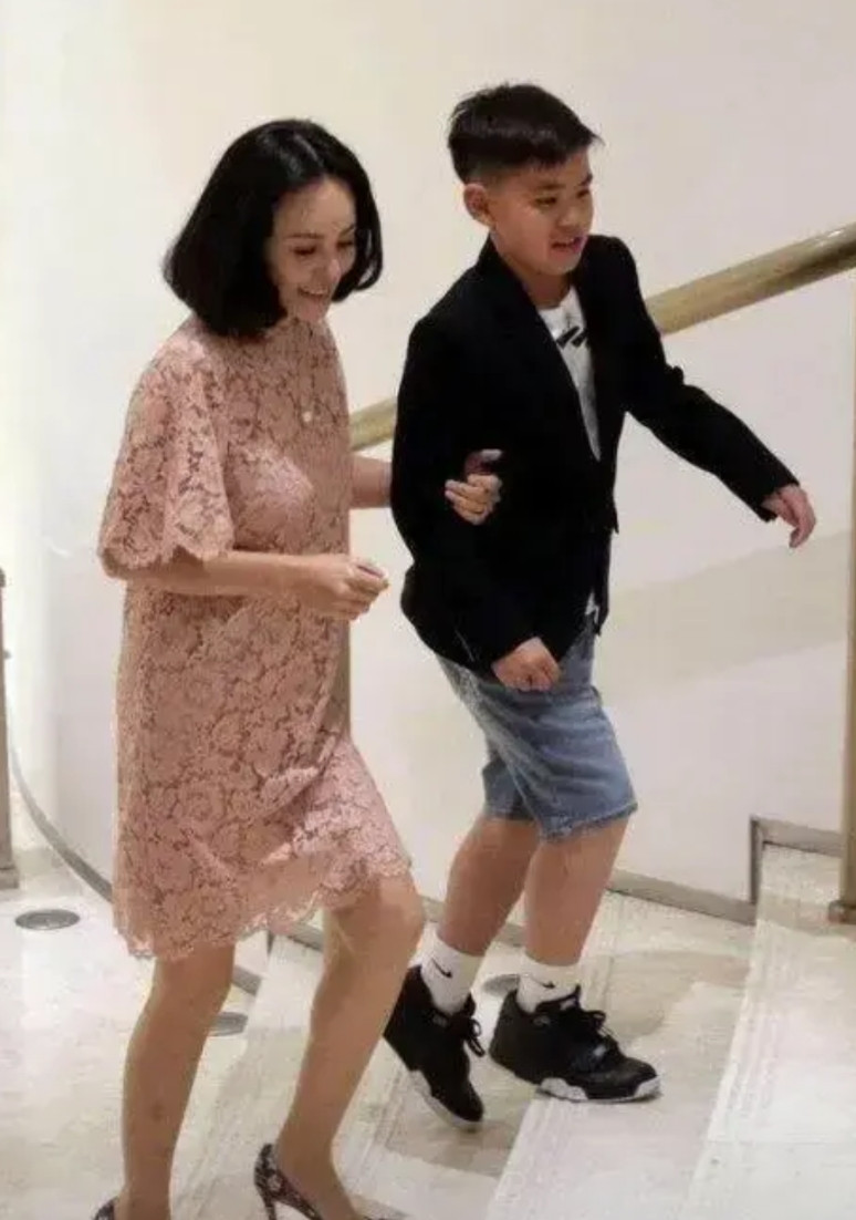 宁静的儿子名叫雷纳，出生于1998年，现年27岁‌。宁静在拍摄电影《红河谷》时与