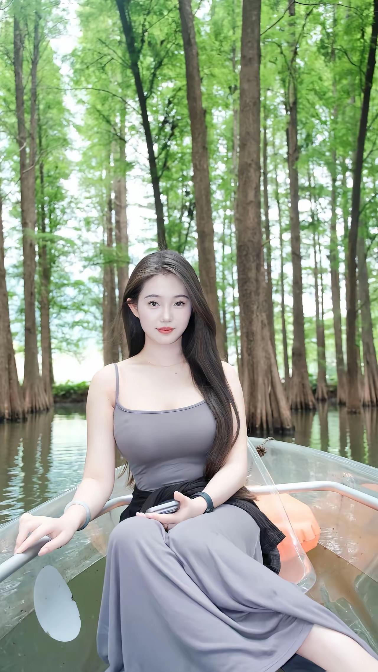 一袭灰裙，误入绿野仙踪。这水杉林间的静谧时光，像不像你梦中的场景？