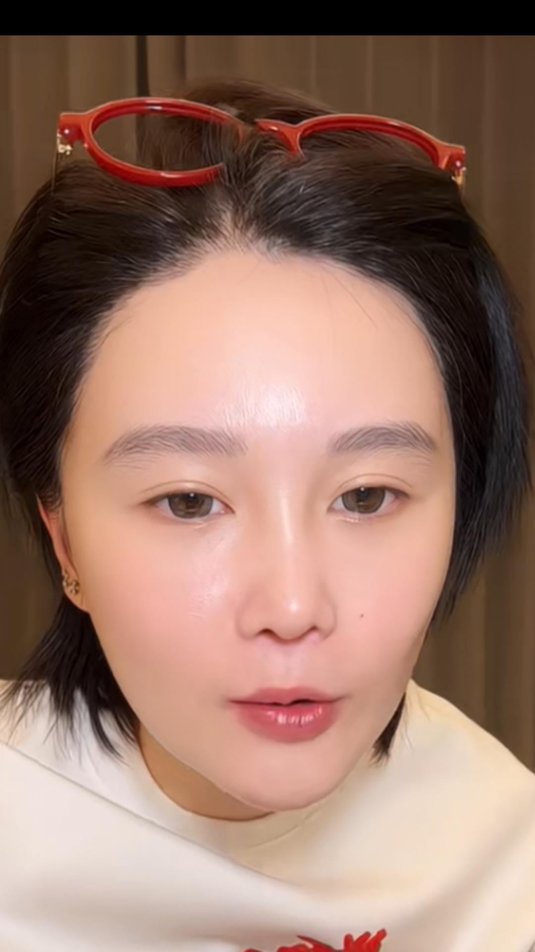 昨天本山大叔女儿球球开启直播与粉丝聊天，有粉丝问现在普通人赚钱太难了，你们这些富