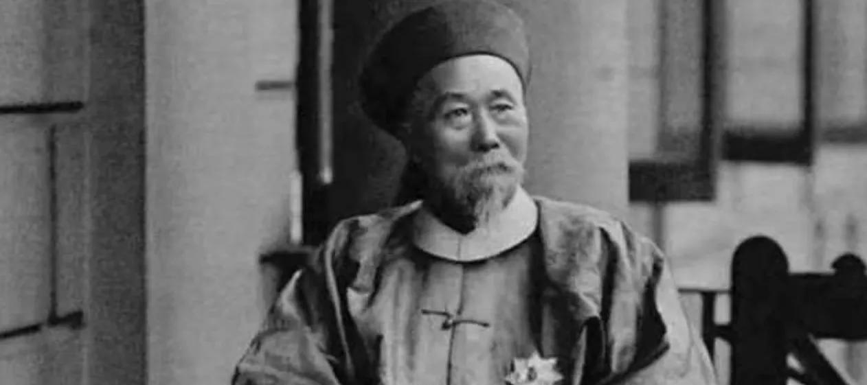 1958年，有人提议挖开了李鸿章之墓。狂热的人们用绳子拴住李鸿章和夫人的尸身，以
