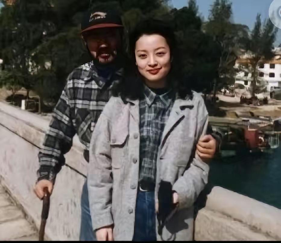 年轻时的张纪中与樊馨蔓的留影，那画面真的很美好，樊馨蔓颜值超高，两人当初爱得如胶