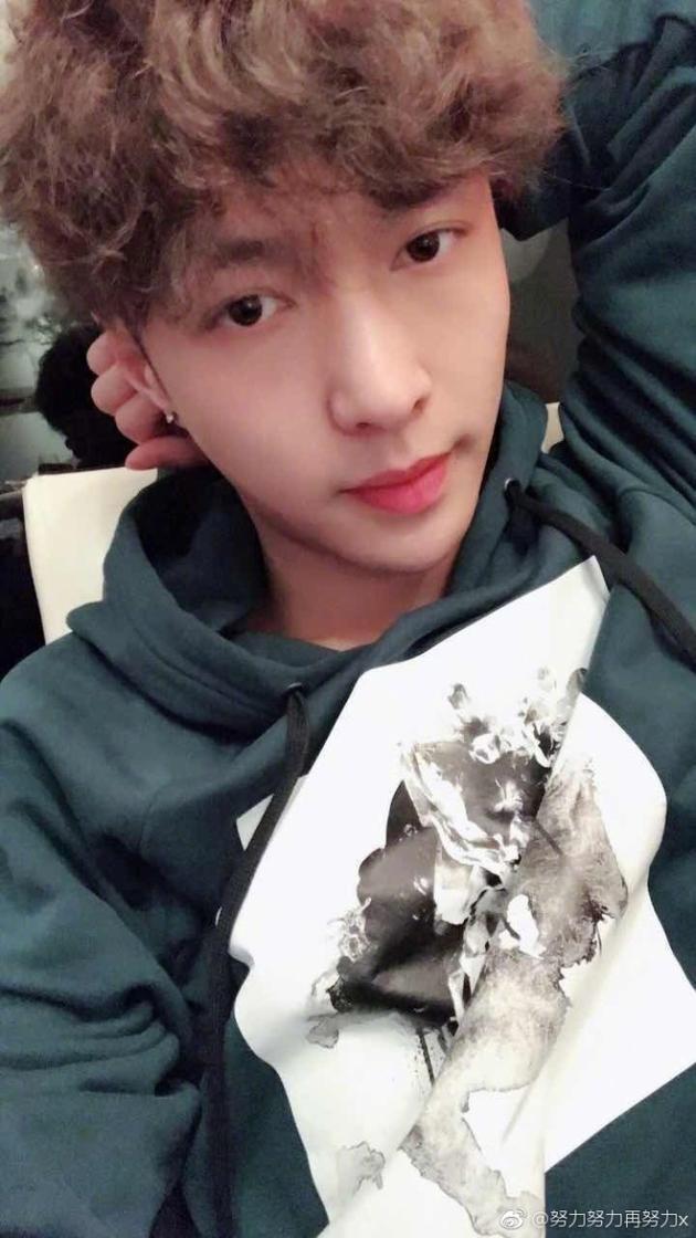 张艺兴庆首张专辑发行1周年 卷毛自拍呆萌可爱