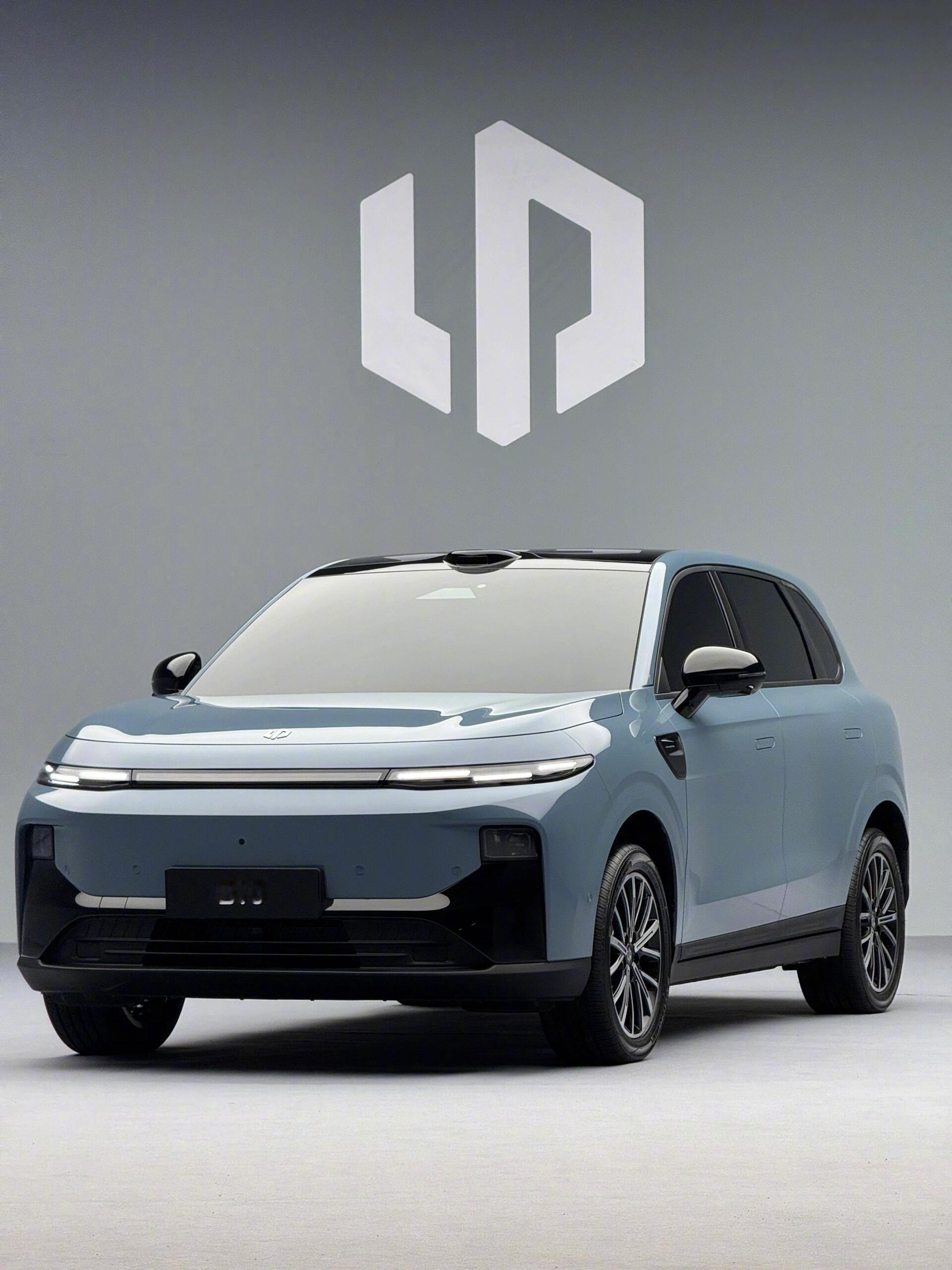 零跑B10🚘1️⃣外观：封闭式前脸、贯穿式LED灯带、多边形立体头灯组，风格简